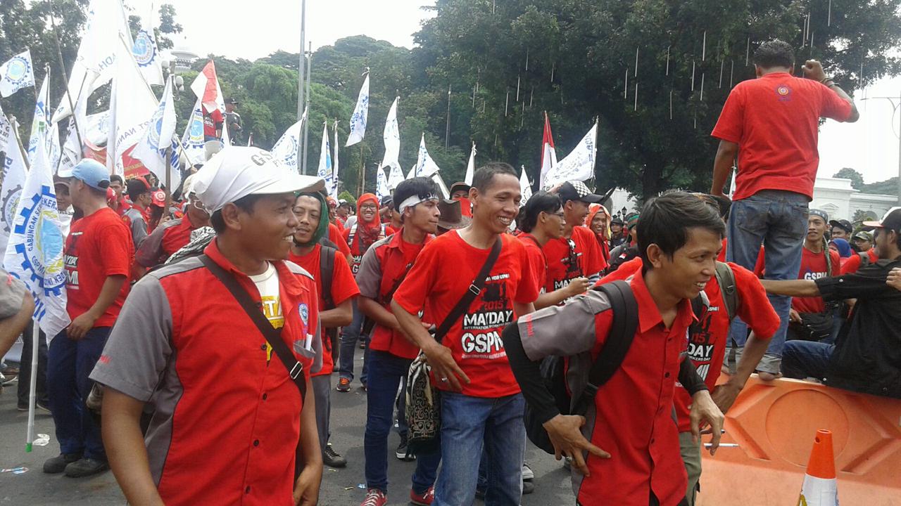 May Day, Buruh Goyang Dumang di Depan Istana