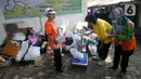 Warga mengumpulkan sampah yang akan dikonversi ke dalam buku tabungan pada salah satu perumahan elite di kawasan Lebak Bulus, Jakarta Selatan, Selasa (21/9/2021). Kegiatan ini digelar berkat kerja sama dengan Bank Sampah DKI. (merdeka.com/Arie Basuki)