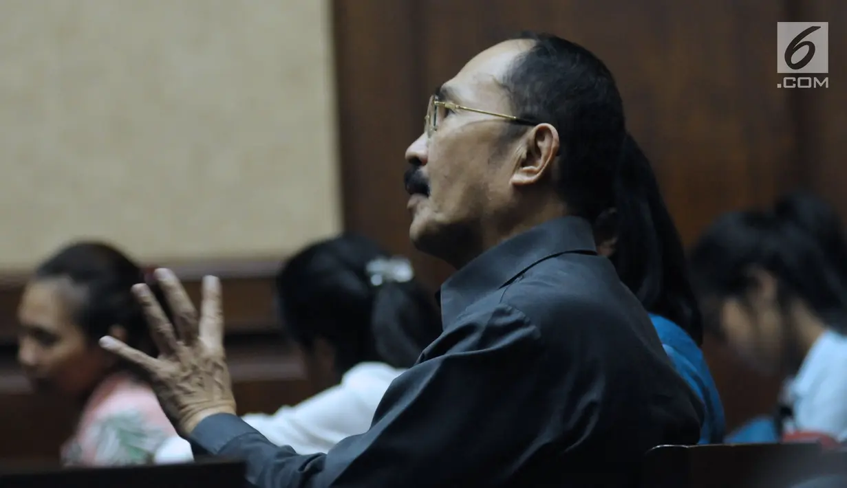 Terdakwa perkara merintangi penyidikan KPK pada kasus korupsi e-KTP, Fredrich Yunadijelang mengikuti sidang lanjutan di Pengadilan Tipikor, Jakarta, Selasa (8/5). Sidang mendengar keterangan dua saksi ahli. (Liputan6.com/Helmi Fithriansyah)