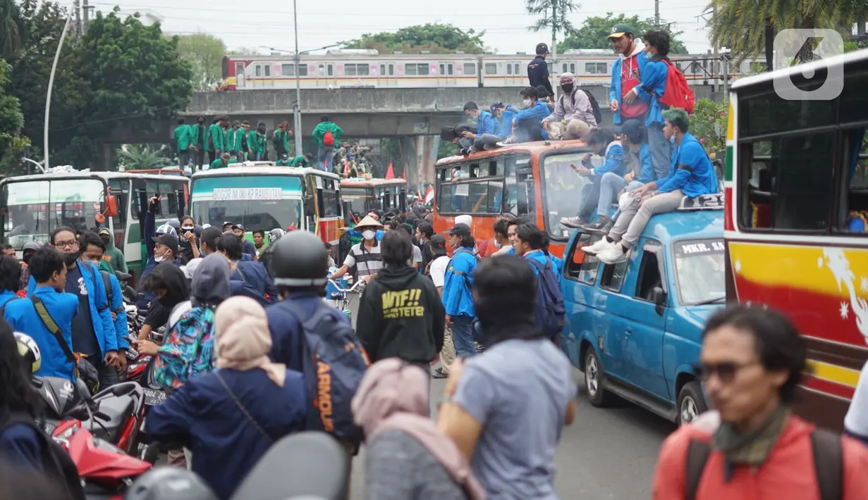 Massa aksi yang terdiri dari mahasiswa, buruh serta pelajar berkumpul di sekitar Tugu Proklamasi, Jakarta, Kamis (8/10/2020). Massa aksi bersiap menggelar unjuk rasa di Istana Negara untuk mengajukan protes atas disahkannya RUU Omnibus Law Cipta Kerja (Ciptaker). (Liputan6.com/Immanuel Antonius)