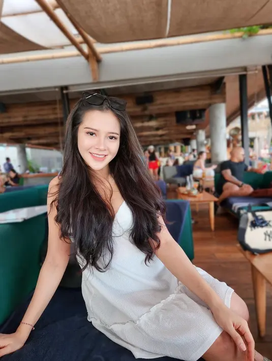 Aura bumil yang bersinar-sinar terpancar dari foto Bella Bonita ini. Ia tampil chic mengenakan dress pendek berwarna putih. Mana potret paling memesona dari Bella Bonita menurutmu, Sahabat FIMELA? [Foto: Instagram/bellabonita_r.a]