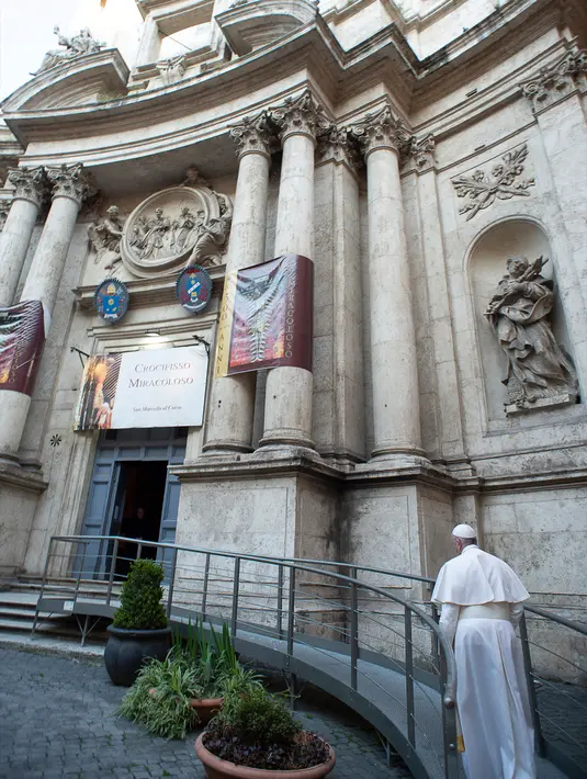 Paus Fransiskus berjalan menuju St. Marcello al Corso di Roma, Italia, Minggu (15/3/2020). Paus mengunjungi Basilica of Santa Maria Maggiore dan St. Marcello al Corso setelah Vatikan mengumumkan layanan Paskahnya akan diadakan tanpa kehadiran publik untuk pertama kalinya. (Vatican News via AP)