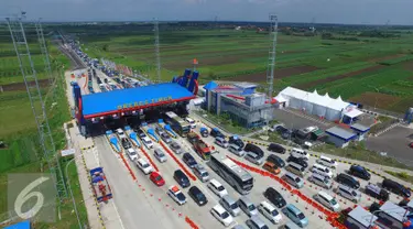 Ribuan kendaraan terjebak kemacetan di pintu tol Brebes Timur, Jawa Tengah, Minggu (3/7). Hingga pukul 13.00 WIB, antrean kendaraan di Jalur tersebut telah mencapai 20 kilometer. (Liputan6.com/Angga Yuniar)