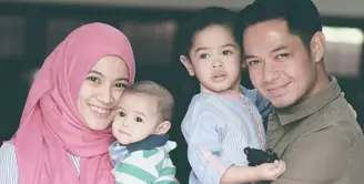 Keluarga kecil Alyssa Soebandono dan Dude Harlino selalu harmonis dan bahagia. Menikah di tahun 2014, kini keduanya telah dikaruniai dua anak laki-laki, Muhammad Dirgantara Ariendra Harlino dan Malik Narendra Harlino. (Instagram/ichasoebandono)