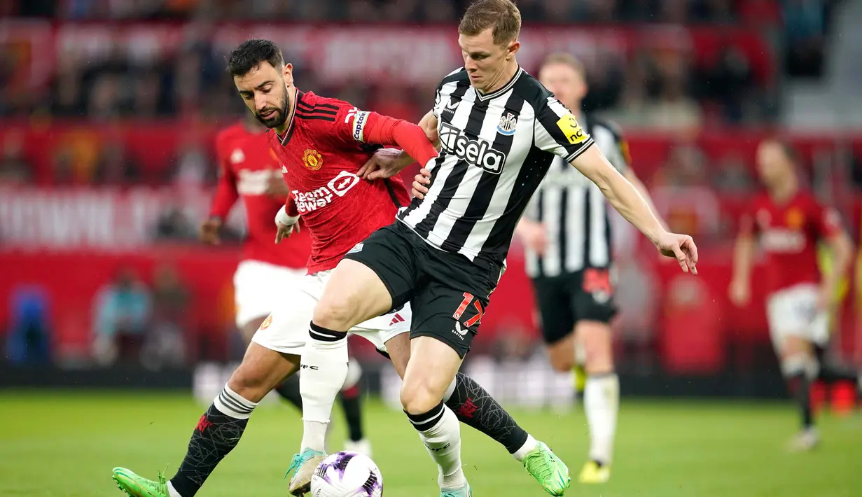 Sementara gol balasan dari Newcastle United tercipta lewat aksi Anthony Gordon pada menit ke-49 dan Lewis Hall (90+2’). (AP Photo/Dave Thompson)