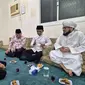 Menteri Energi dan Sumber Daya Mineral (ESDM) sekaligus Ketua Umum Partai Golkar Bahlil Lahadalia saat bertemu ulama besar Sayyid Ahmad bin Muhammad Al Maliki di madinah. (Dok. Istimewa)