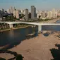 Foto udara memperlihatkan kondisi Sungai Jialing, anak Sungai Yangtze, di Kota Chongqing, China, Rabu (24/8/2022). Peringatan kekeringan nasional telah dikeluarkan karena gelombang panas berkepanjangan dan parah di barat daya China yang berpenduduk padat diperkirakan akan berlanjut hingga September. (Noel Celis/AFP)