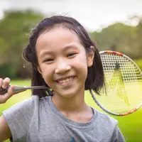 Ilustrasi anak bermain badminton/copyright shutterstock By CGN089