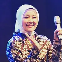 Istri Ridwan Kamil baru saja membuat heboh dunia maya. Hal itu terkait, sang istri duet bareng dengan Ariel Noah dalam sebuah acara. Bahkan foto itu juga menjadi sorotan dari KPAI. (Instagram/ridwankamil)