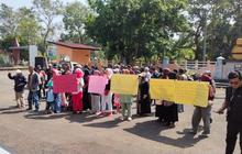 Kesal Tak Kunjung Dapat Air Bersih, Warga Cikadu Protes ke Dinas PU