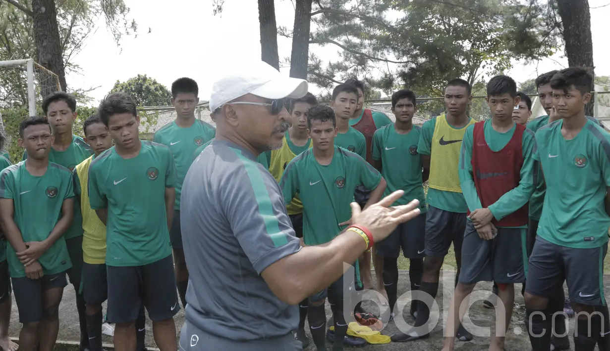 Pelatih Timnas Indonesia U-16, Fachri Husaini, memberikan arahan kepada anak asuhnya. Fachri Husaini pernah berkesempatan menimba ilmu pada Peter Withe, Pelatih Timnas U-23 pada tahun 2005. (Bola.com/M Iqbal Ichsan)