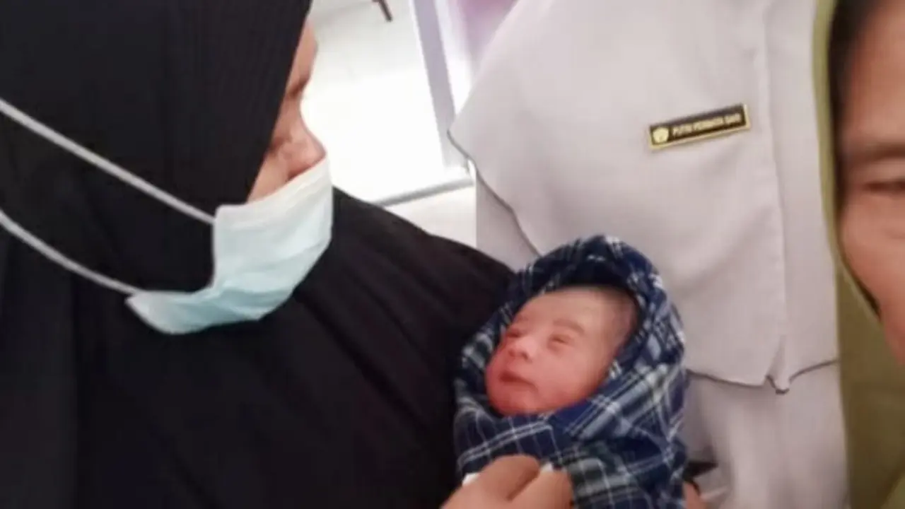 Petugas klinik bersalin di Pekanbaru bersama bayi dibuang oleh orang tuanya.
