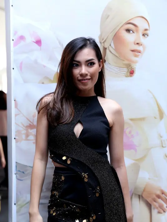 Dia tidak bicara banyak, namun berharap perjalanan cintanya dengan sang kekasih menuju ke arah kebaikan. (Andy Masela/Bintang.com)