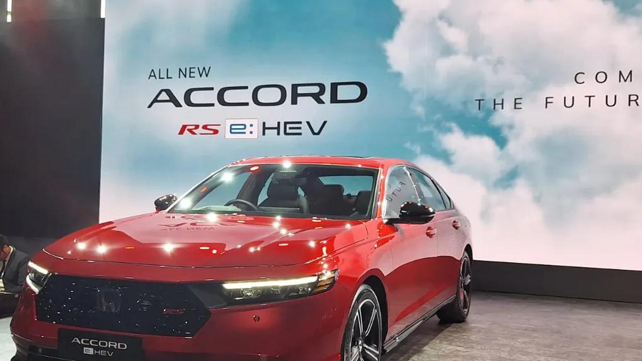 All New Honda Accord RS e:HEV tersedia dalam tiga warna: Platinum White Pearl, Crystal Black Pearl serta Ignite Red Metallic. Harganya Rp 959,9 juta (on the road Jakarta untuk nomor rangka 2024).