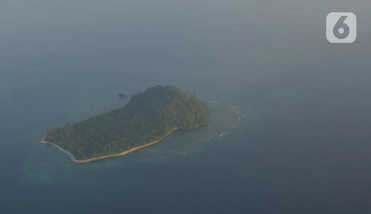 Salah satu pulau yang  terletak di kota Sorong, Papua Barat, Kamis (21/11/2019). Kota Sorong merupakan kota terbesar kedua di Papua, suasana kota Sorong sangat ramai dan memiliki beberapa pulau di kabupaten Sorong. (Liputan6.com/Herman Zakharia)