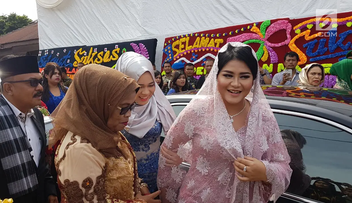 Kahiyang Ayu memasuki lokasi acara pemberian marga, di rumah salah satu paman Bobby Nasution, di Medan Johor, Selasa (21/11). Kahiyang melengkapi penampilan cantiknya dengan lipstik merah muda dan blush on warna senada. (Liputan6.com/Aditya Eka Prawira)