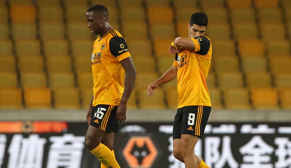 Pemain Wolves tertunduk usai dikalahkan Stoke City pada laga kompetisi Piala Inggris di Malineaux Stadium, Jumat (18/9/2020) dini hari WIB. Wolves kalah 0-1 oleh Stoke City. (AFP/Nick Potts/pool)