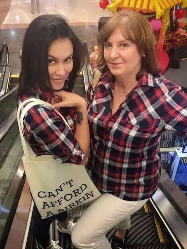 Jarang Terekspos, Ini 6 Potret Kebersamaan Sophia Latjuba dan Ibu Bulenya