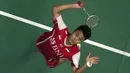 <p>Pebulu tangkis tunggal putra Indonesia Anthony Sinisuka Ginting membalas pukulan tunggal putra India, Lakshya Sen pada final putra turnamen bulu tangkis Piala Thomas 2022 di Impact Arena, Bangkok, Thailand, Minggu (15/5/2022). Ginting kalah rubber game melawan tunggal pertama India Lakshya Sen 21-8, 17-21, 16-21. (AP Photo/Sakchai Lalit)</p>