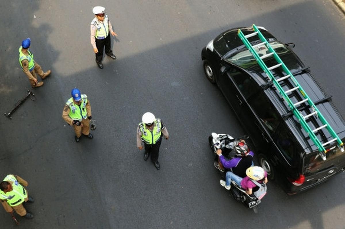 Relawan Saber sapu bersih ranjau paku di kawasan Roxy