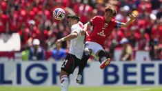 Pemain Urawa Red Diamonds, Takahiro Sekine (kanan) berebut bola dengan pemain River Plate, Marcos Acuna dalam laga Grup G Piala Dunia Antarklub 2025 di Lumen Field, Seattle, Washington, Amerika Serikat, Rabu (18/06/2025). (AP Photo/Lindsey Wasson)