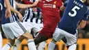 Pemain Liverpool, Sadio Mane (2kanan) berusaha melewati kepungan para pemain West Bromwich pada lanjutan Premier League di Anfield, Liverpool, (13/12/2017). Liverpool bermain imbang 0-0. (AFP/Paul Ellis)