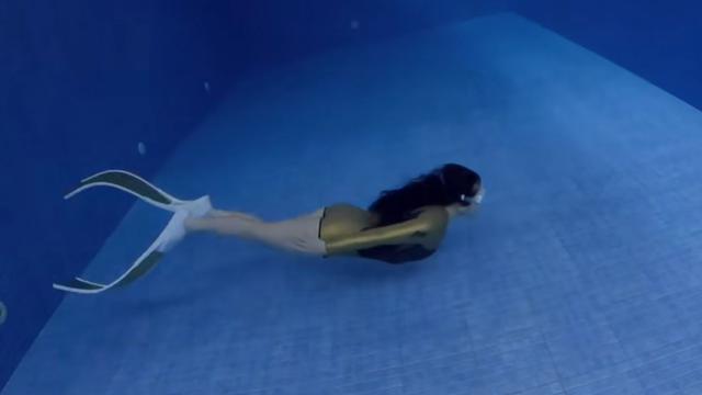 Potret Prilly Latuconsina asyik free diving (credit: https://www.instagram.com/prillylatuconsina96/).