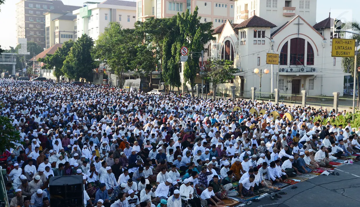 Umat muslim mendengarkan kutbah usai pelaksaanaan salat Idul Fitri 1 Syawal 1440 Hijriah di Jatinegara, Jakarta,Rabu (5/6/2019). Pelaksanaan salat Idul Fitri di lokasi ini diikuti oleh ribuan jemaah. (merdeka.com/Imam Buhori)