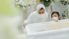 Sharena Delon saat berada di samping peti jenazah Reza Gunawan. (Foto: Instagram/ mrssharena)