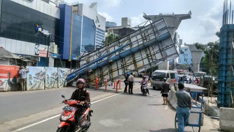 Bikin Macet, Baliho Roboh di Jalan Tendean Sudah Dievakuasi