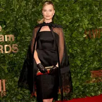 Margot Robbie mengenakan Prada khusus yang merujuk pada barbie ilmu hitam tahun 1964 di Penghargaan Gotham Tahunan ke-33. [@lislopees]