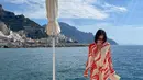 Untukmu yang ingin menikmati keindahan laut tanpa harus main ke pantai, kamu bisa mengikuti gaya Pevita dengan dress bermotif. Kamu bisa menggerai rambut agar terlihat stunning