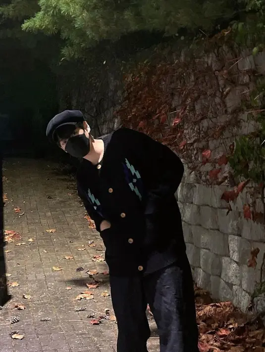 Heo Chan mengenakan sweater rajut dengan topi dan masker berwarna hitam. Penyebab dirinya dikeluarkan dari boyband asal Korea Selatan itu karena insiden menyetir saat keadaan mabuk. (Instagram/@nahc_xxh)