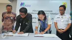 GM Distribusi Jakarta Raya PLN Syamsul Huda dan Direktur Konstruksi MRT Silvia Halim menandatangani kerjasama, Jakarta, Rabu (21/12). Penandatangan tersebut merupakan Perjanjian jual beli tenaga listrik PT MRT dan PT PLN. (Liputan6.com/Angga Yuniar)