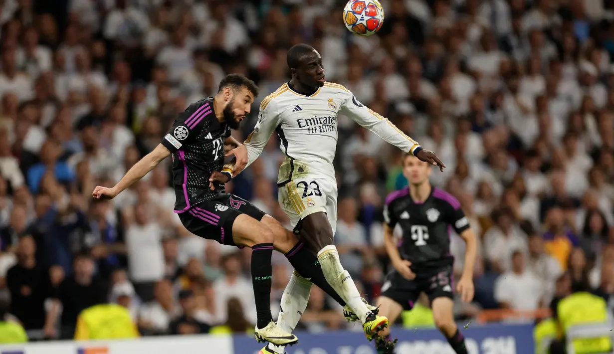 Real Madrid sempat tertinggal 0-1 dari Bayern Munchen lewat aksi Alphonso Davies di menit ke-68. (OSCAR DEL POZO/AFP)