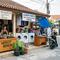 Kombinasi warung kopi dan laundry di teras rumah. [Foto: Desain]