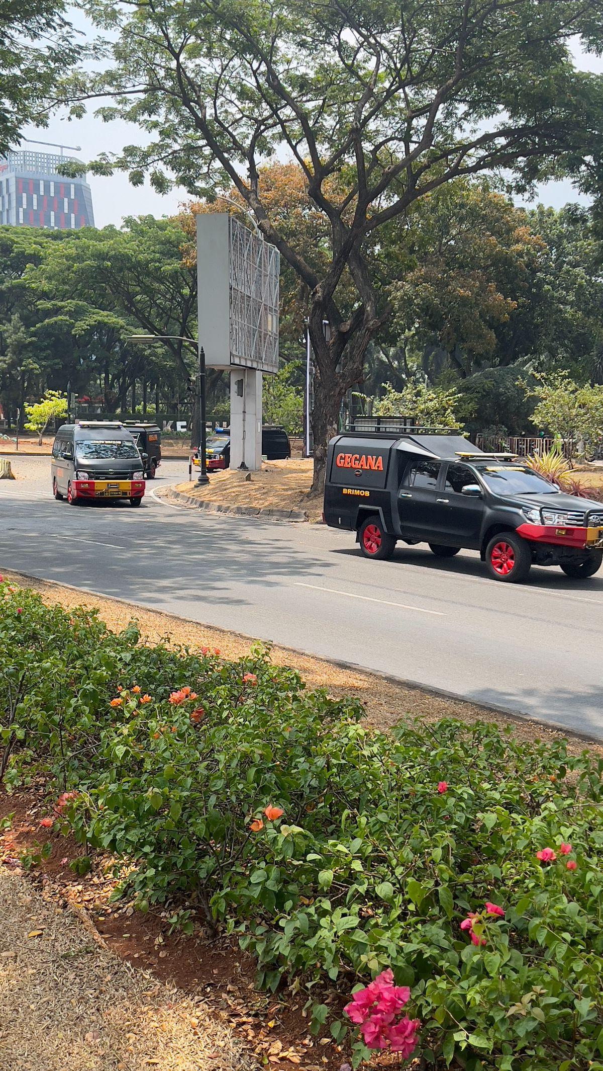 Terpantau, sekurangnya lima kendaraan gegana dan satu mobil Inafis meninggalkan Eka Hospital. Sementara penjagaan di ruang Instalasi Gawat Darurat hanya dilakukan sekuriti.