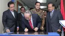 Menteri Penanaman Industri dan Komoditas Malaysia HE. Dato Sri Douglas menandatangani peresmian kantor CPOPC di Jakarta, Kamis (4/2/2016). CPOPC bertugas menangani produksi sawit kedua negara (Liputan6.com/Angga Yuniar)