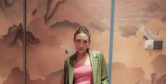 Sebagai presenter, Ayu Dewi kerap tampil energik dengan pilihan outfit yang dikenakan. Salah satunya dengan memadukan beberapa palet warna dalam satu outfit kasualnya. Di potret ini, Ayu Dewi memadukan one shoulder top dengan celana kargo putih dan blazer kulit berwarna hijau zaitun. (instagram/ayudewi7984)