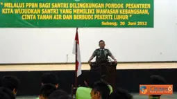 Citizen6, Subang: Pangdam III / Siliwangi Mayjen TNI Sonny Widjaja membuka PPBN bagi para santri di Pondok Pesantren Asyifa Al - Khoeriyah, Jalan Cagak, Kabupaten Subang, Rabu (20/6). (Pengirim: Pendam).