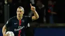 Penyerang PSG, Zlatan Ibrahimovic melakukan selebrasi usai mencetak gol kegawang Manchester City pada leg pertama perempatfinal liga champions di Stadion Parc des Princes, Kamis (7/4). PSG bermain imbang dengan City 2-2. (Reuters/John Sibley)