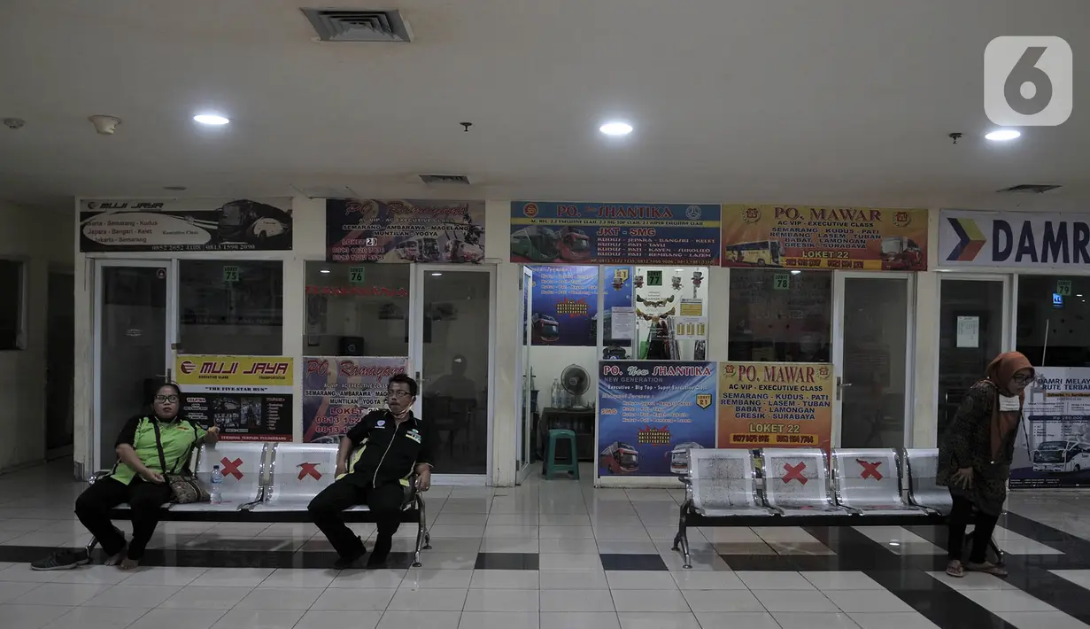 Suasana di Terminal Terpadu Pulogebang, Jakarta, Rabu (10/6/2020). Petugas loket PO bus AKAP di Terminal tersebut masih tetap merasakan sepi pembeli meski operasional kembali normal sejak Minggu (7/6). (merdeka.com/Iqbal S. Nugroho)