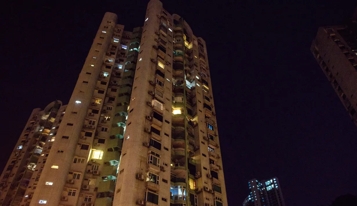 Sebuah bangunan perumahan yang diyakini sebagai salah satu kediaman Kim Jong-nam di distrik Taipa Macau, Kamis (16/2). Selama mengasingkan diri di Macau, kakak tiri Kim Jong-un itu tampak tak pernah berjalan dalam pengawalan. (Anthony WALLACE/AFP)