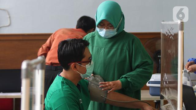 Penyuntikan Vaksin COVID-19 Dosis Kedua untuk Tenaga Medis di RS JatiSampurna