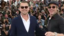 Aktor Brad Pitt dan Leonardo DiCaprio tersenyum saat berpose menghadiri pemutaran film 'Once Upon a Time in Hollywood' selama Festival Film Cannes Internasional ke-72 di Prancis (22/5/2019). (AP Photo/Vianney Le Caer)