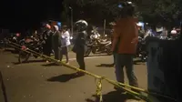 Warga mengambir resiko dengan berkerumun di garis batas polisi lokasi penangkapan terduga teroris di Jalan Kaliurang Yogyakarta. (foto : Liputan6.com / Switzy Sabandar)