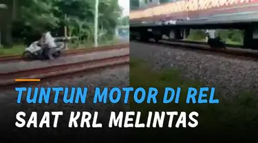 Aksi ngawur dilakukan oleh seorang pria ketika tuntun motor di rel saat KRL melintas.