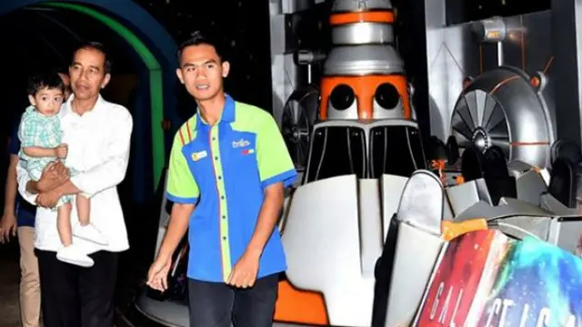 Di tengah acara ngabuburit tersebut, Jokowi tak lupa menyapa masyarakat yang juga berwisata di Dufan.
