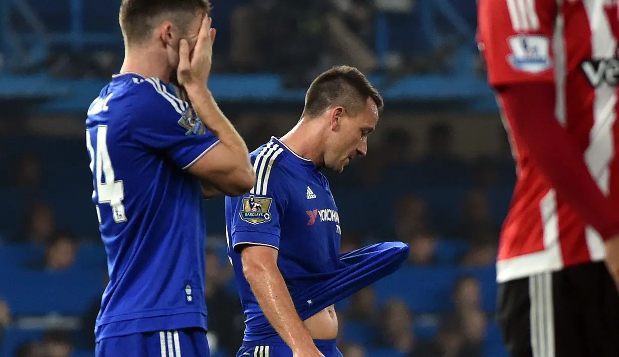 Kapten Chelsea John Terry dan rekannya Gary Cahill tertunduk lesu usai kalah dari Southampton pada lanjutan Liga Premier Inggris di Stamford Bridge, Sabtu (3/10/2015). Chelsea kalah 1-3. EPA/Will Oliver 