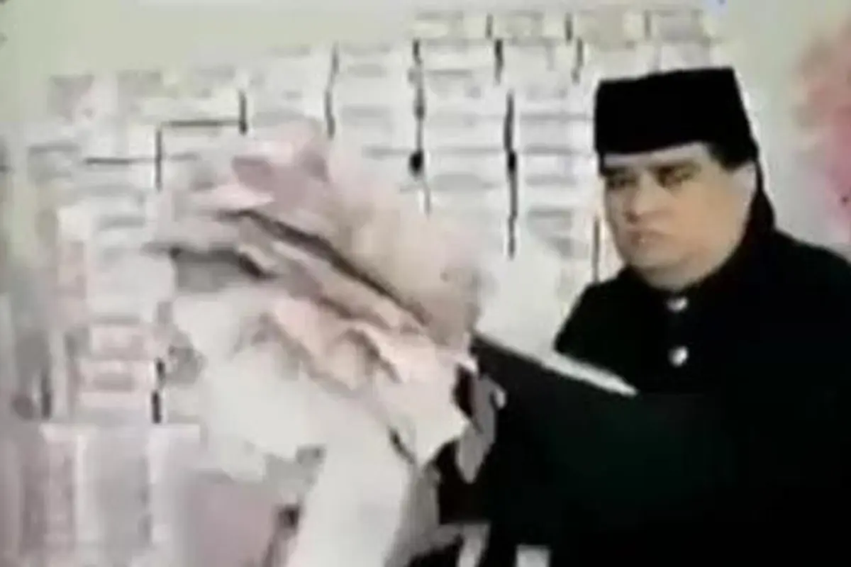 Dimas Kanjeng Pamer Ilmu Penggandaan Uang Sebelum Sidang